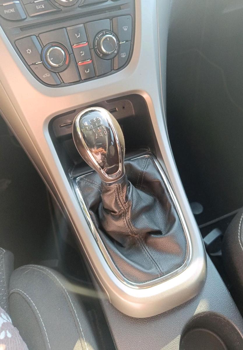Opel Astra 2012 — photo 7