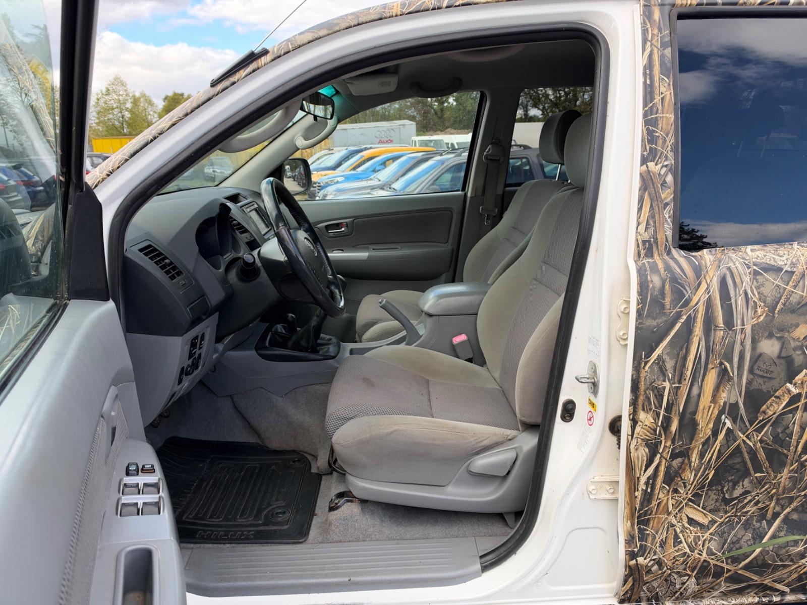 TOYOTA HILUX DOUBLE CAB LIFE 171 ch 4X4 BVM - TREUIL - ATTELAGE - 145000 km
