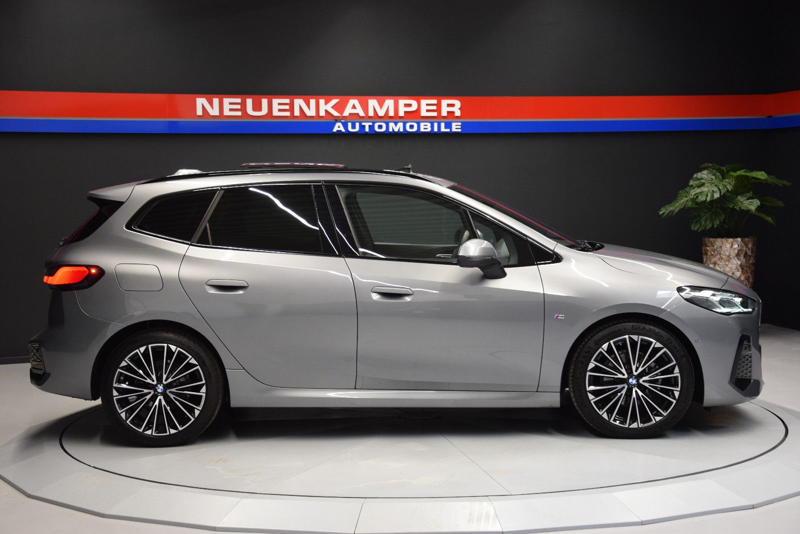 Fahrzeugabbildung BMW 218 i M Sport Active Tourer Pano Memory H K ACC