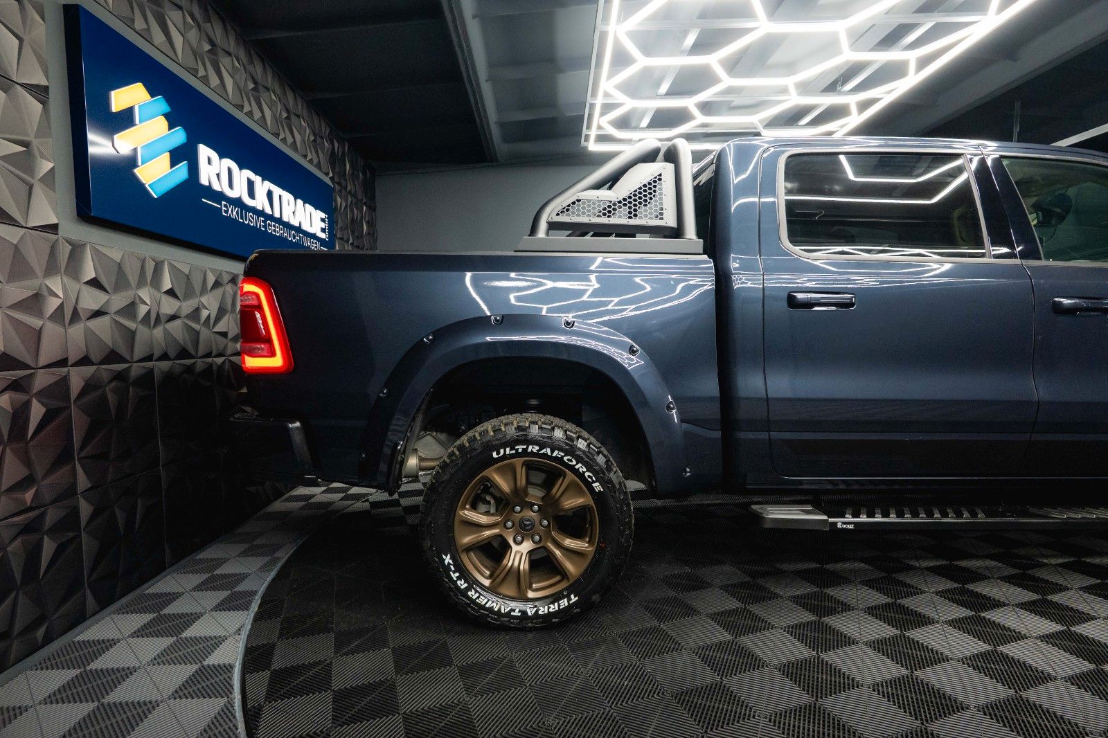 Fahrzeugabbildung Dodge RAM 5.7 V8 HEMI 4x4 Offroad LARAMIE Night 19%