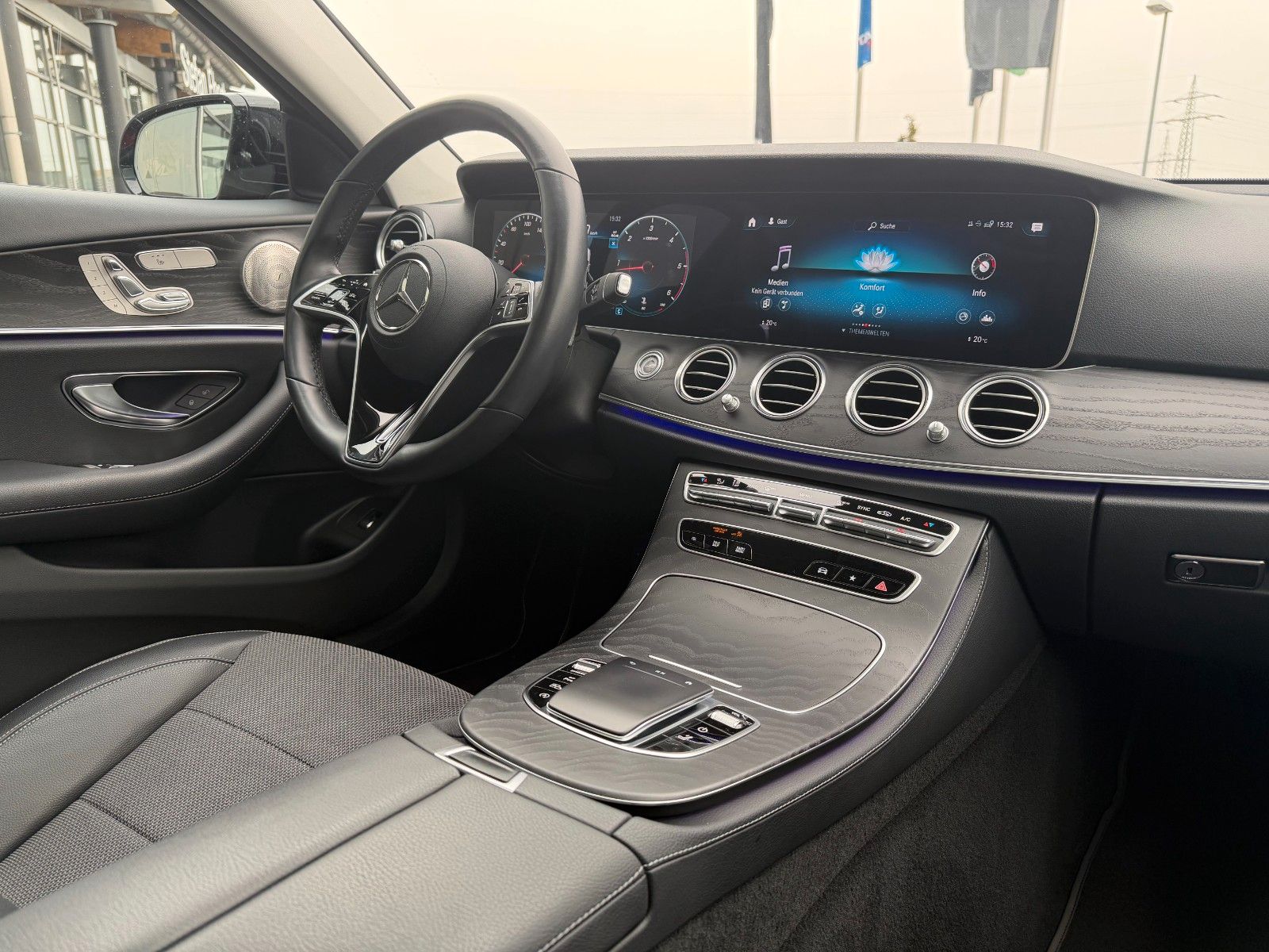 Fahrzeugabbildung Mercedes-Benz E 220d T Massage+Pano+Burm+Distr+360+HUD+Night