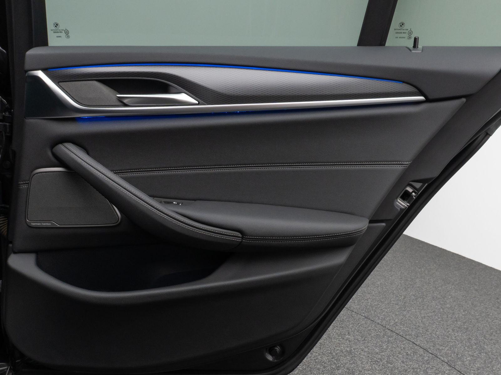 Fahrzeugabbildung BMW 530d xD M Sport Kamera HUD DAB H/K Komfort Alarm