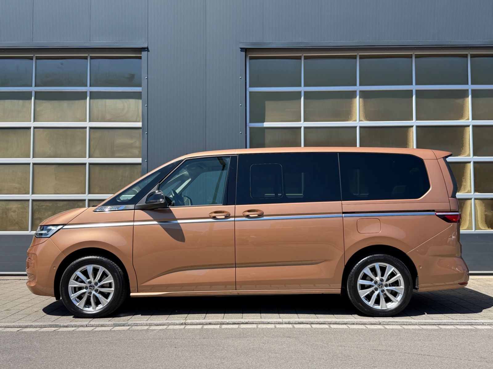 Volkswagen T7 Multivan STYLE LANG Leder AHK ACC IQ VISaVIS foto 5