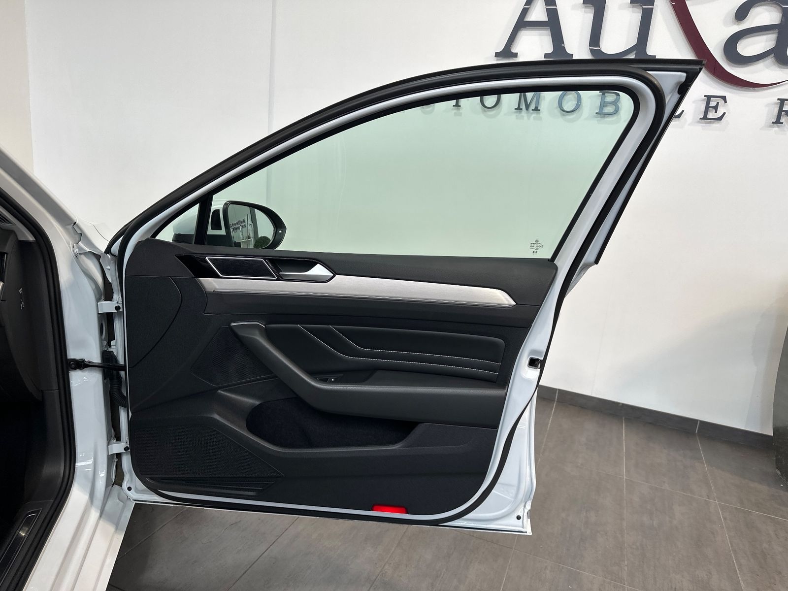 Fahrzeugabbildung Volkswagen Passat Variant 2.0 TDI DSG Elegance NAV+LED+PANO
