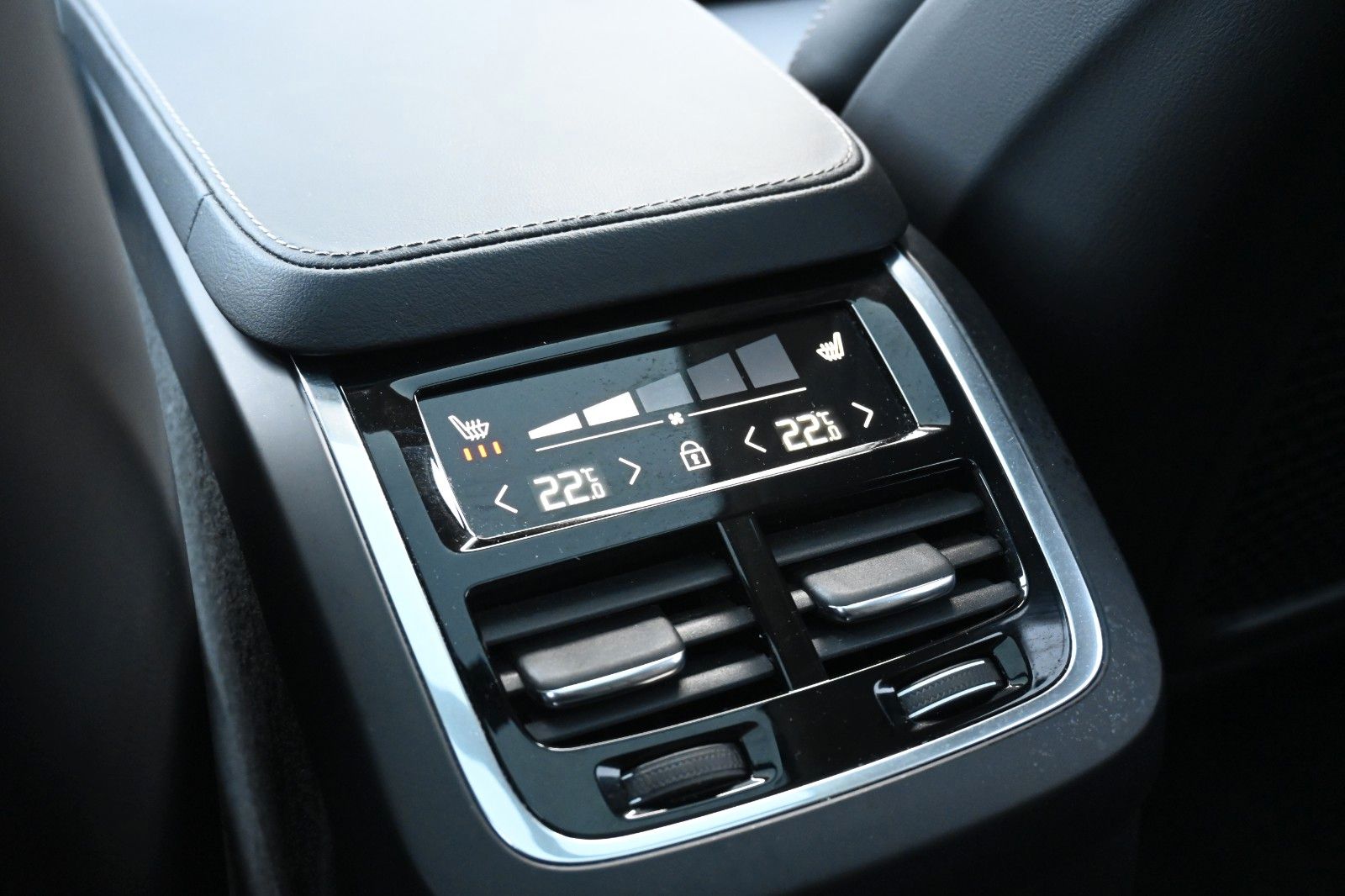 Fahrzeugabbildung Volvo XC90 T8 AWD RC Ultra Dark*LUFT*360°*ACC