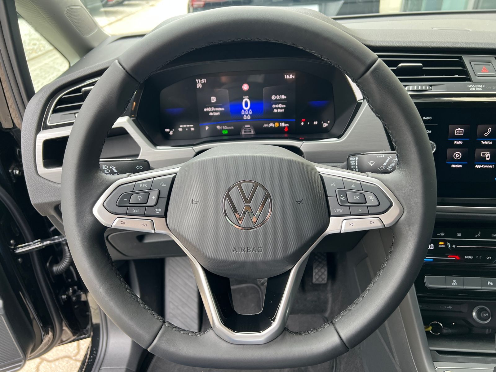 Fahrzeugabbildung Volkswagen Touran Comfortline 1.5 TSI DSG *LED, AHK, 7-Sitz