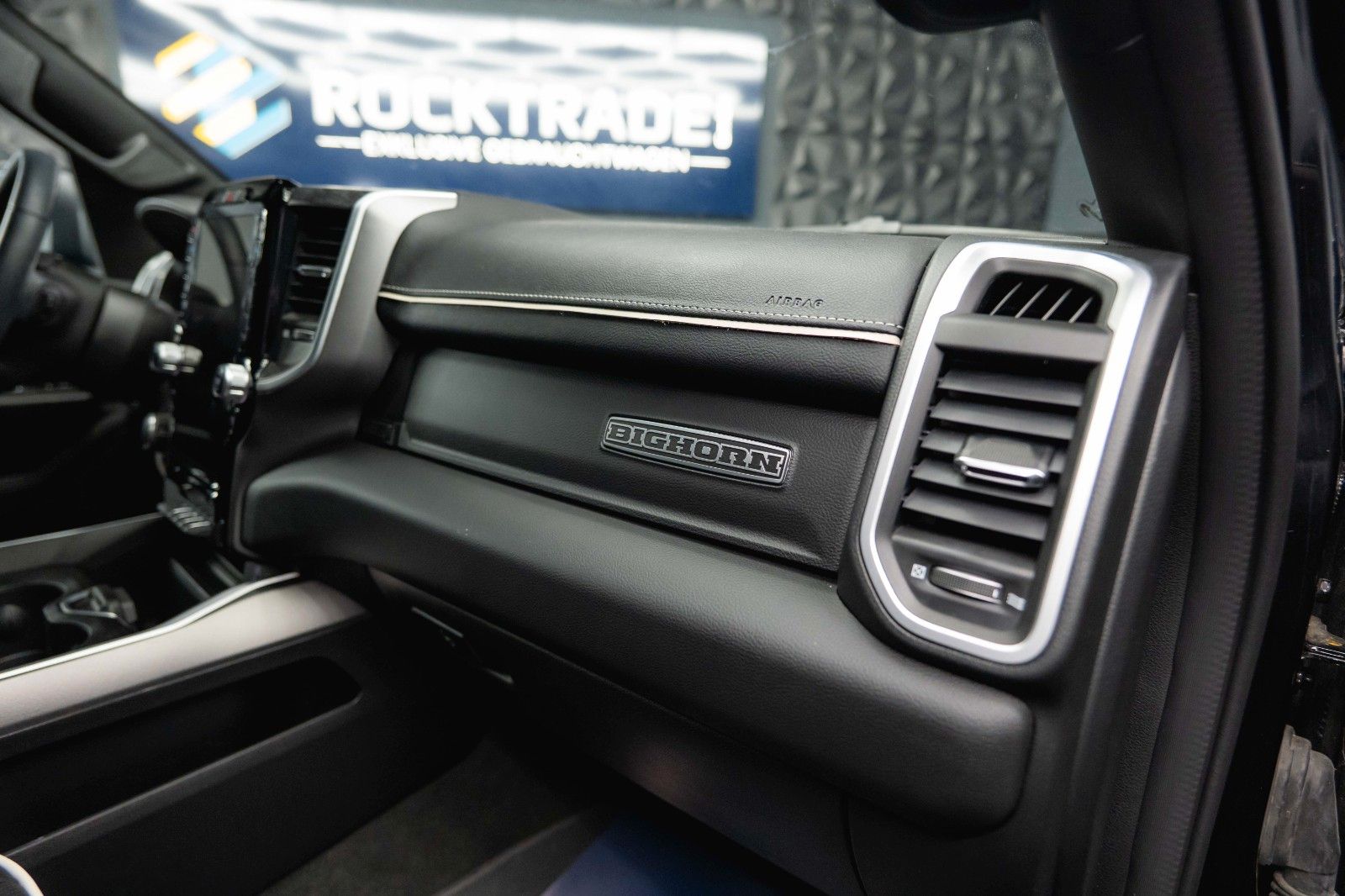 Fahrzeugabbildung Dodge RAM 5.7 V8 HEMI 4x4 LIMITED Style Night-Edition