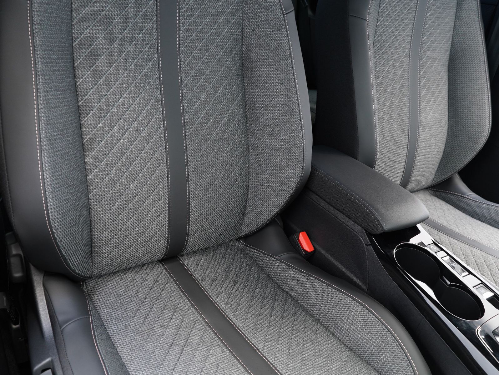 Fahrzeugabbildung Peugeot 2008 1.2 PureTech 130 Allure LED/NAVI/ACC