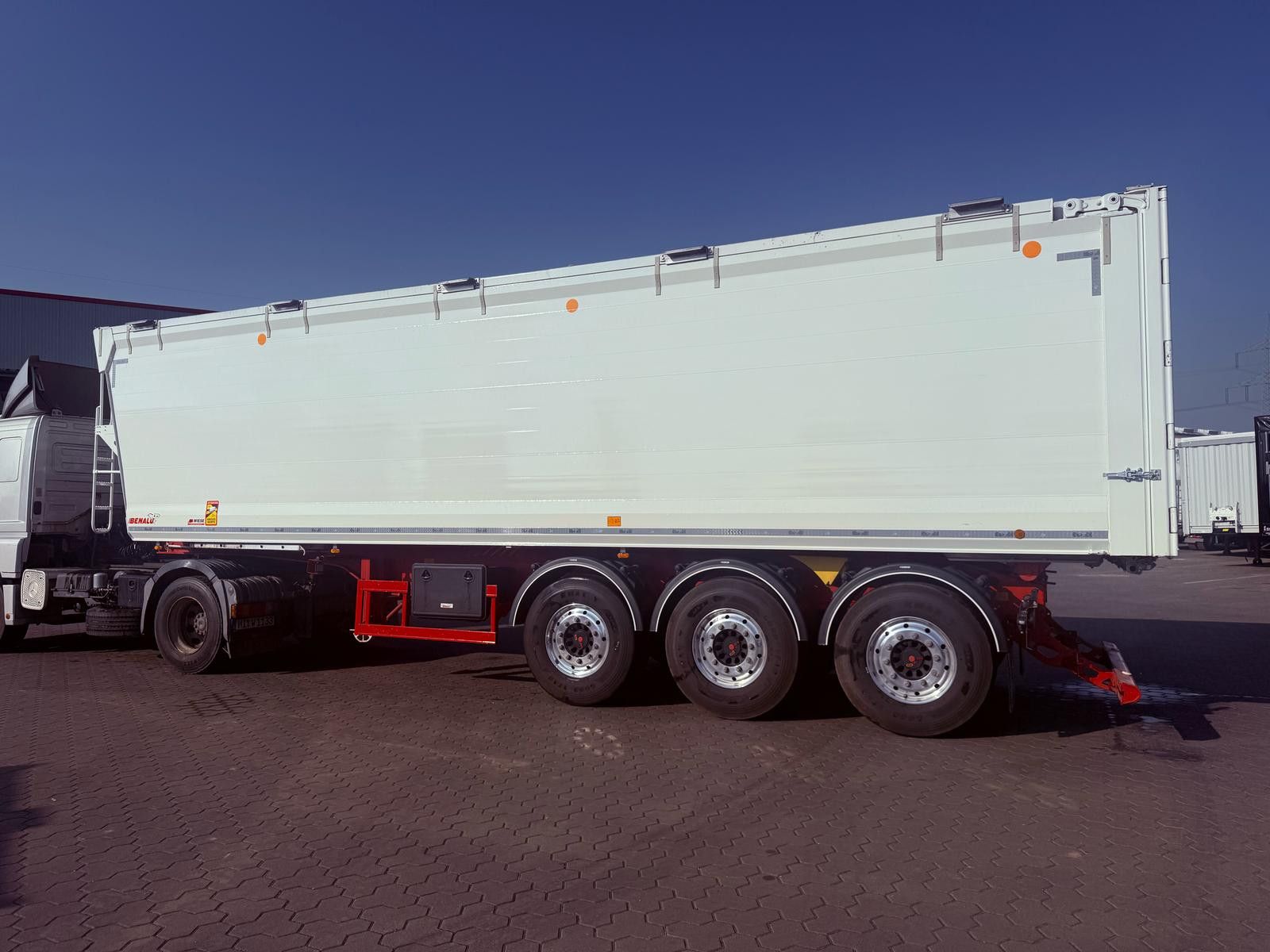 Fahrzeugabbildung Benalu Bulkliner S 95 Kipper 50 m3