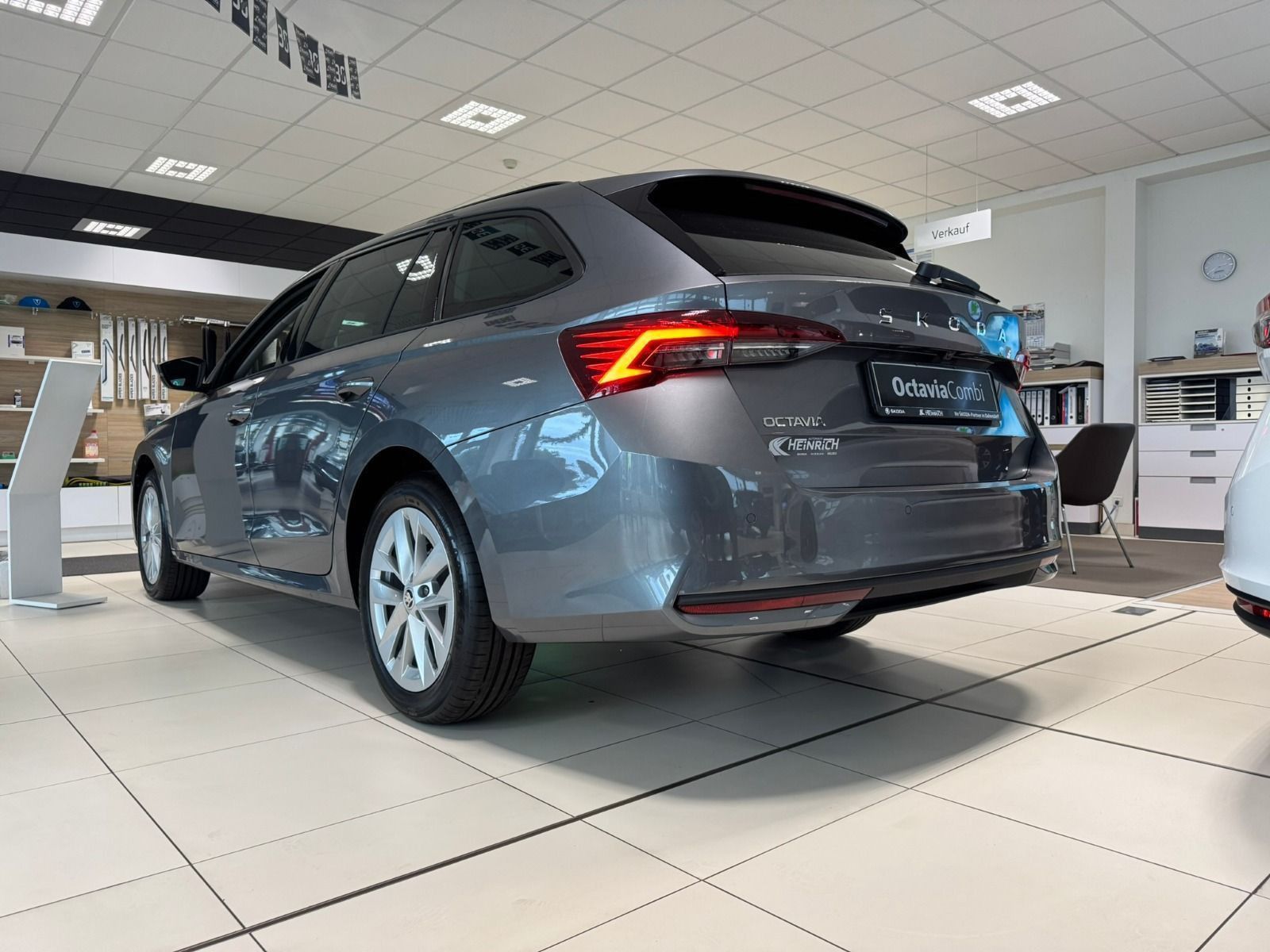 Fahrzeugabbildung SKODA Octavia Combi 2.0TDI DSG*RFK*AHK*NAVI*Head-Up