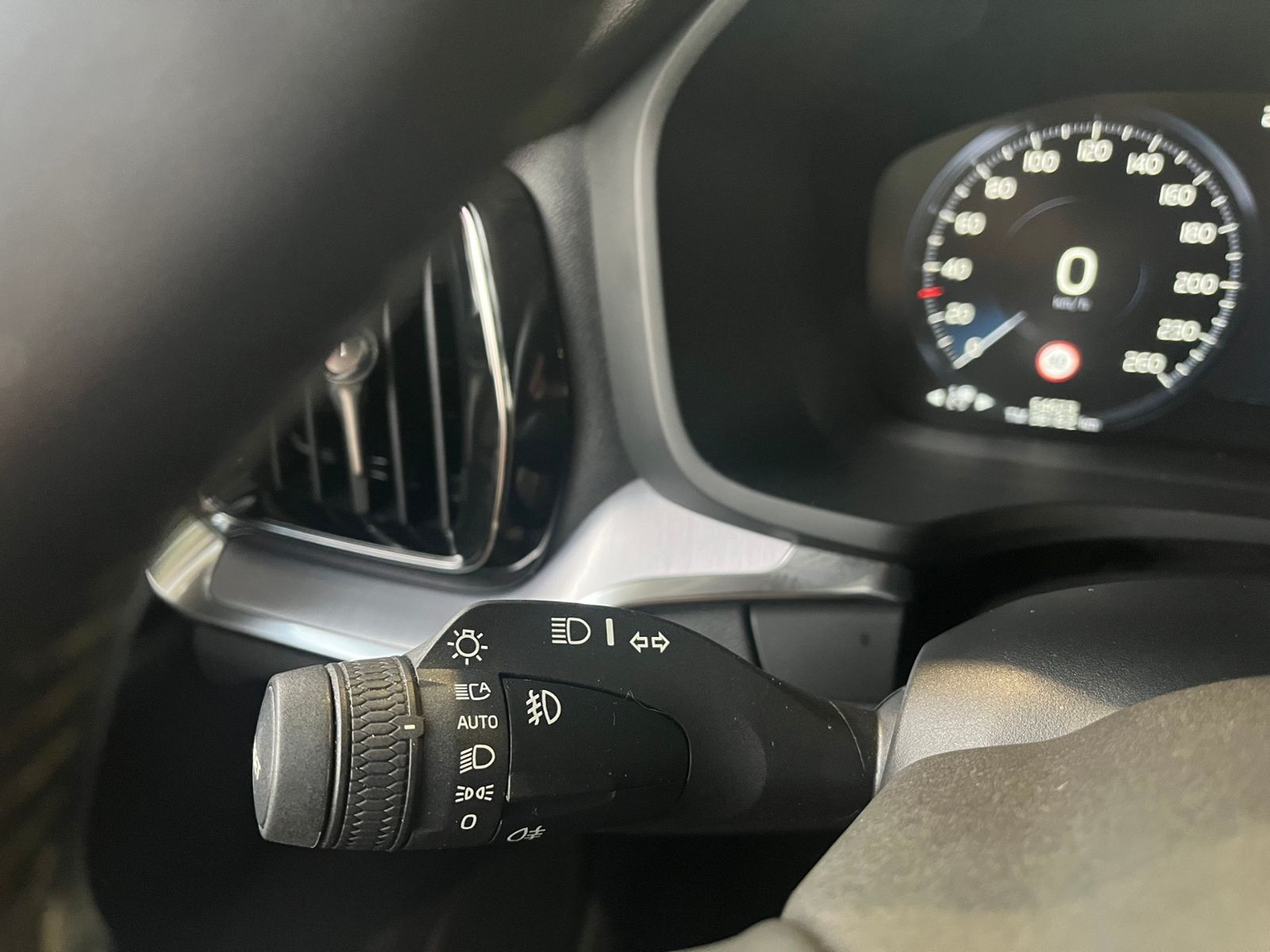 Fahrzeugabbildung Volvo V60 Kombi Momentum Pro LED NAVI ALU