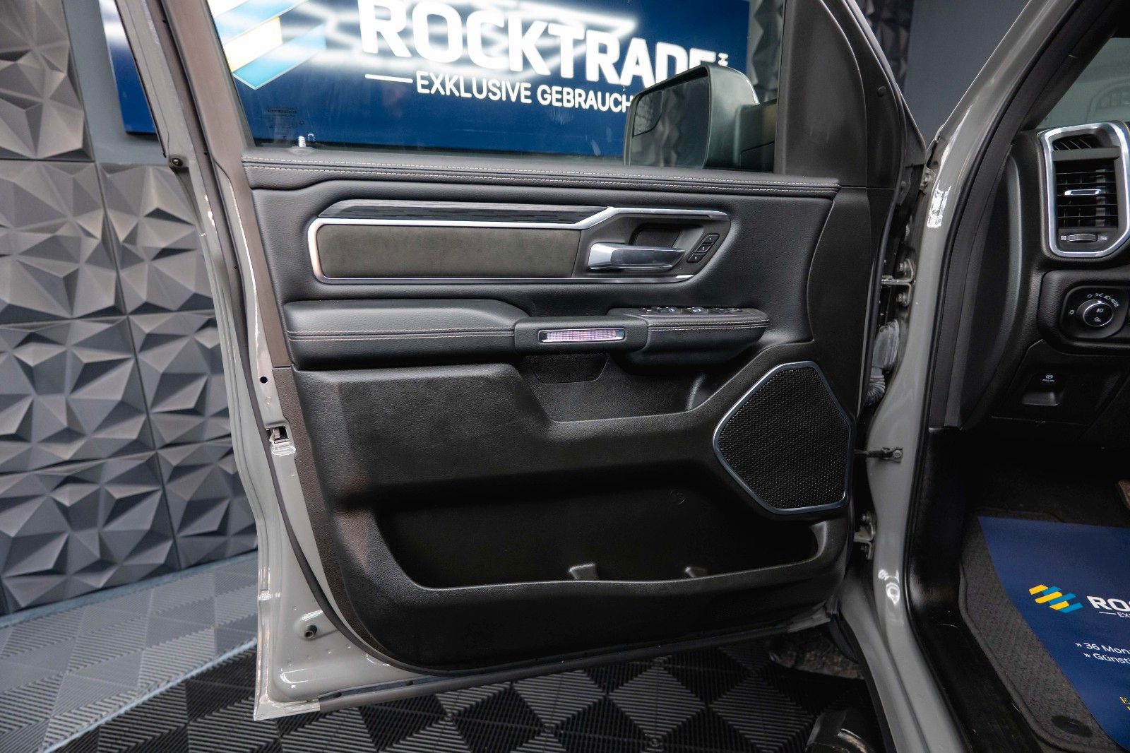 Fahrzeugabbildung Dodge RAM 5.7 V8 HEMI 4x4 NIGHT Laramie ARMY STYLE 19%