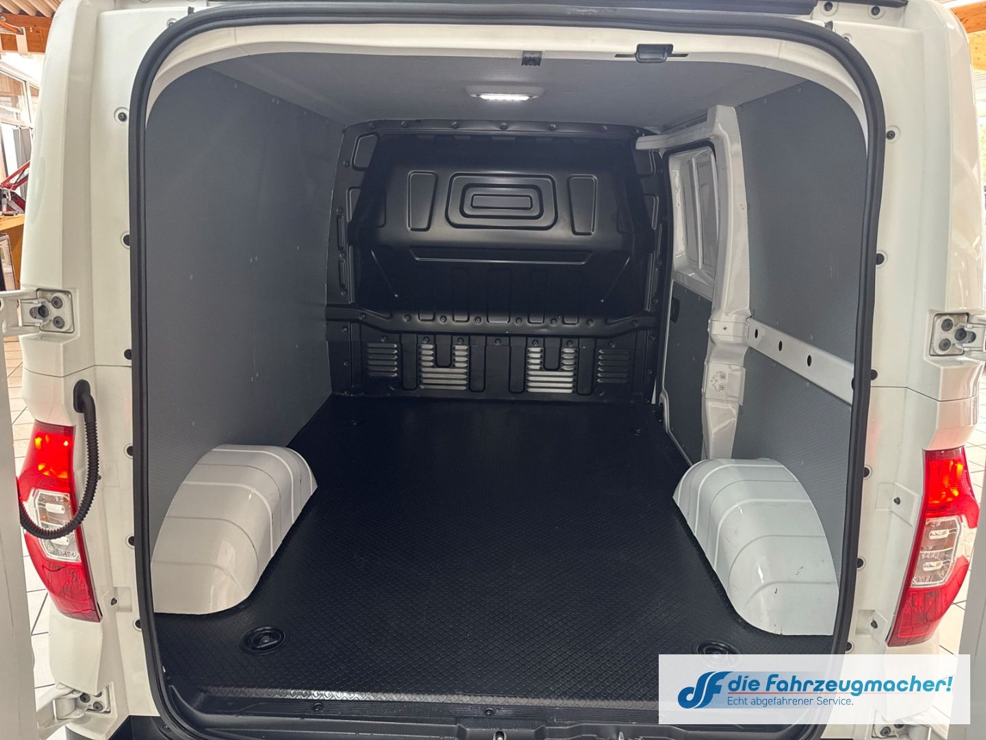 Fahrzeugabbildung Maxus eDeliver3 Kasten L1H1 Apple CarPlay Android Auto