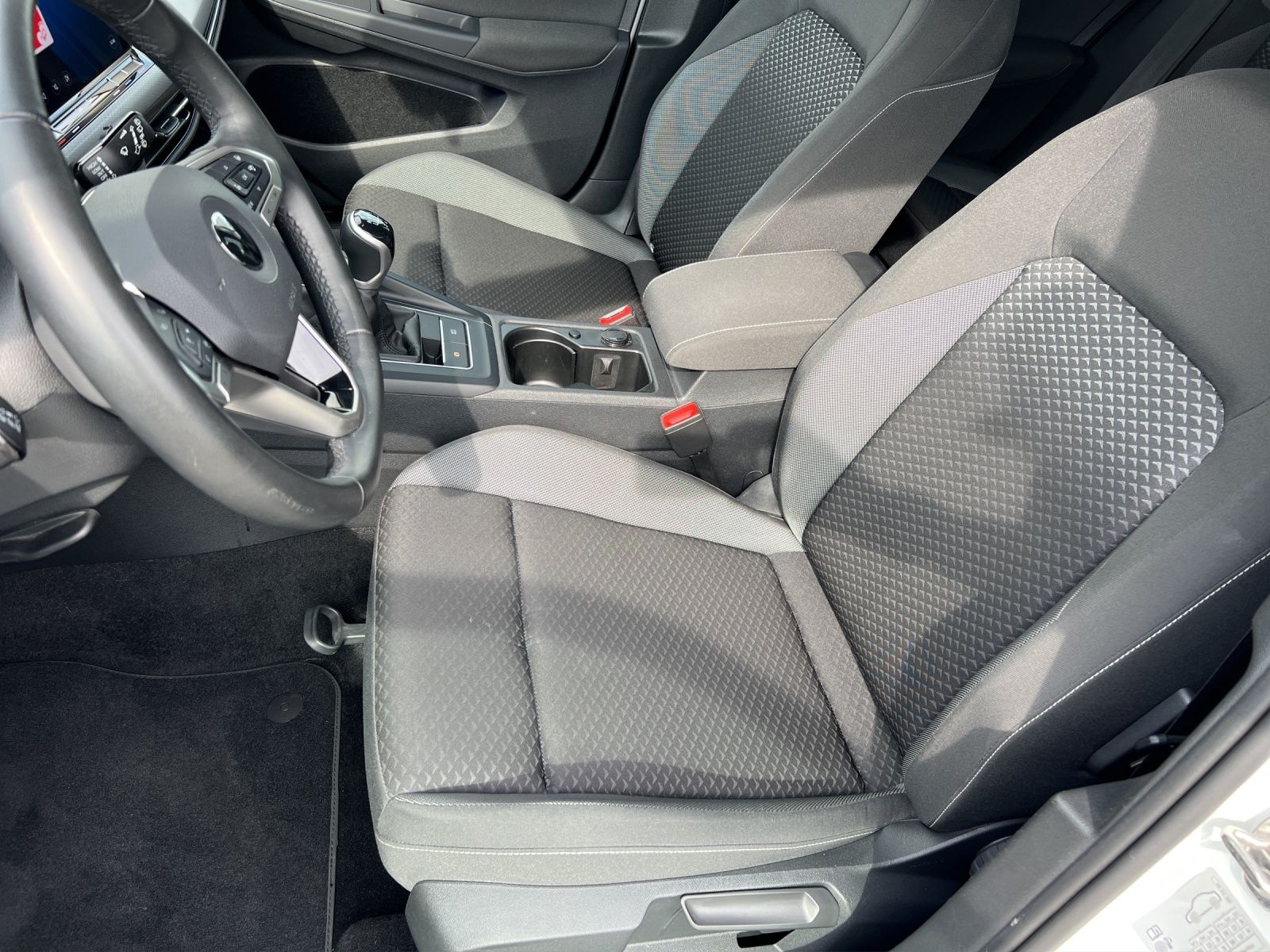Fahrzeugabbildung Volkswagen Golf VIII TSI Active LED AHK Navi AID ACC RFK SH
