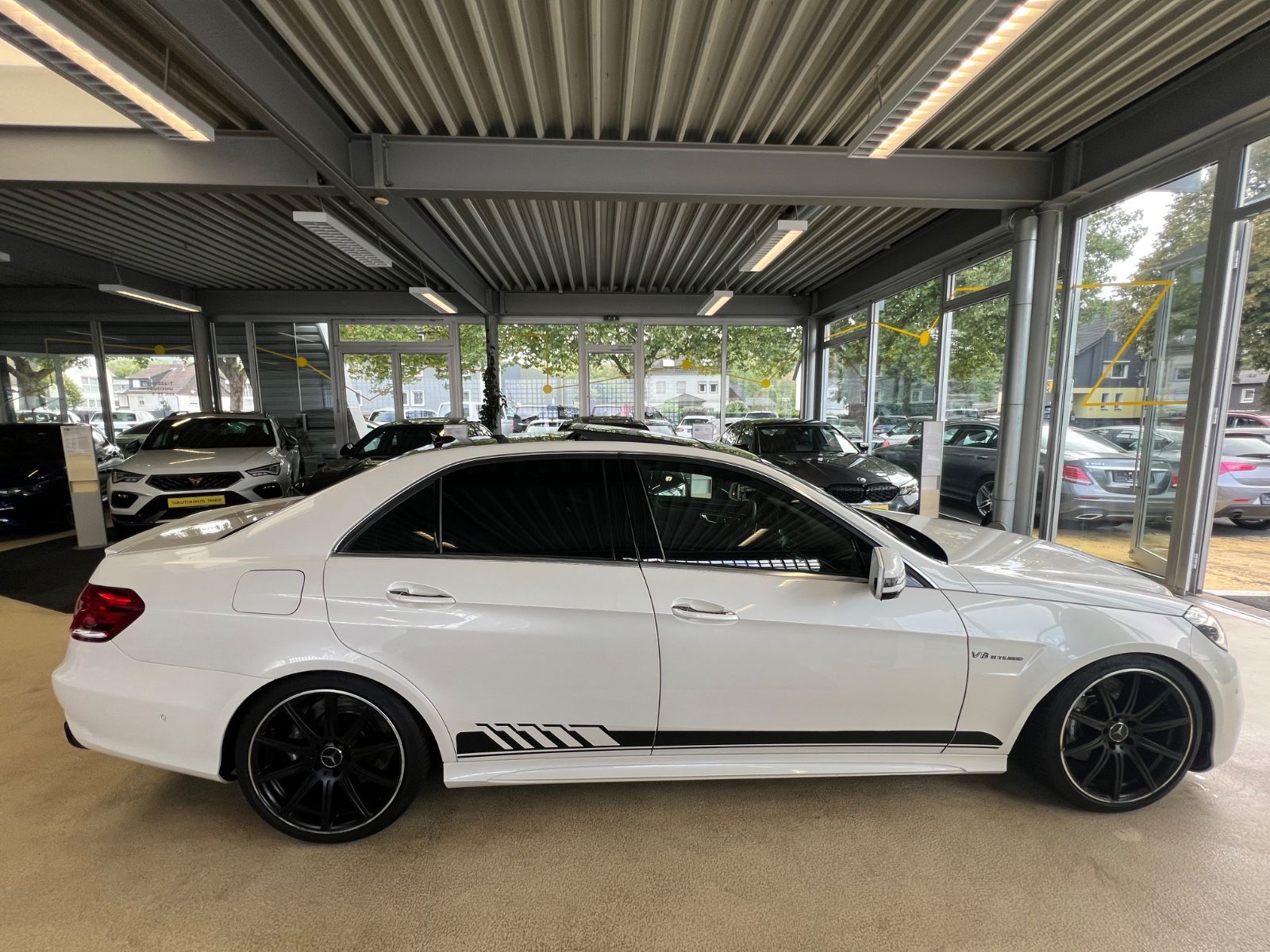 Fahrzeugabbildung Mercedes-Benz E 63 AMG E Lim. *DIAMANTWEISS*MB-SCHECKHEFT*