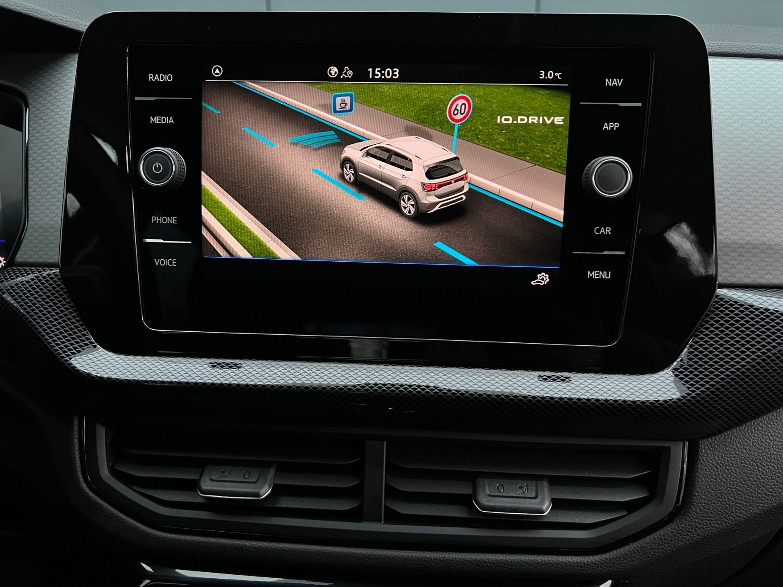 Fahrzeugabbildung Volkswagen T-Cross 1.5 TSI Life DSG *IQ-Light, PDC, Kamera,