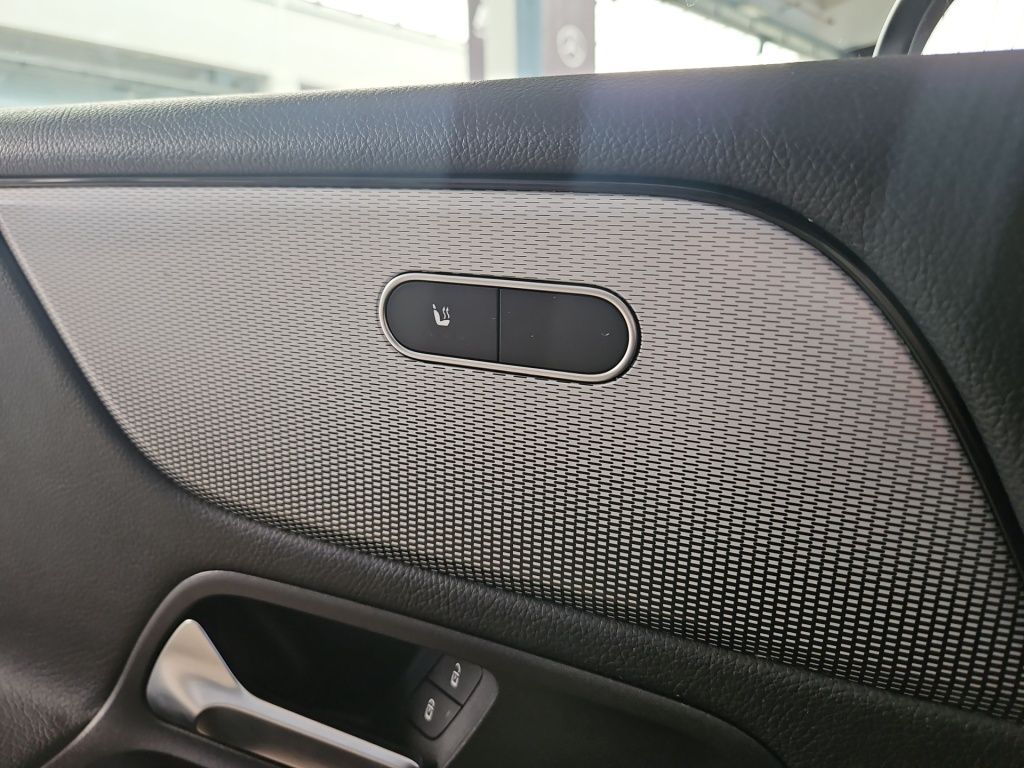 Fahrzeugabbildung Mercedes-Benz GLB 220 d 4M STYLE AHK Navi LED-NB SHZ KAM DAB