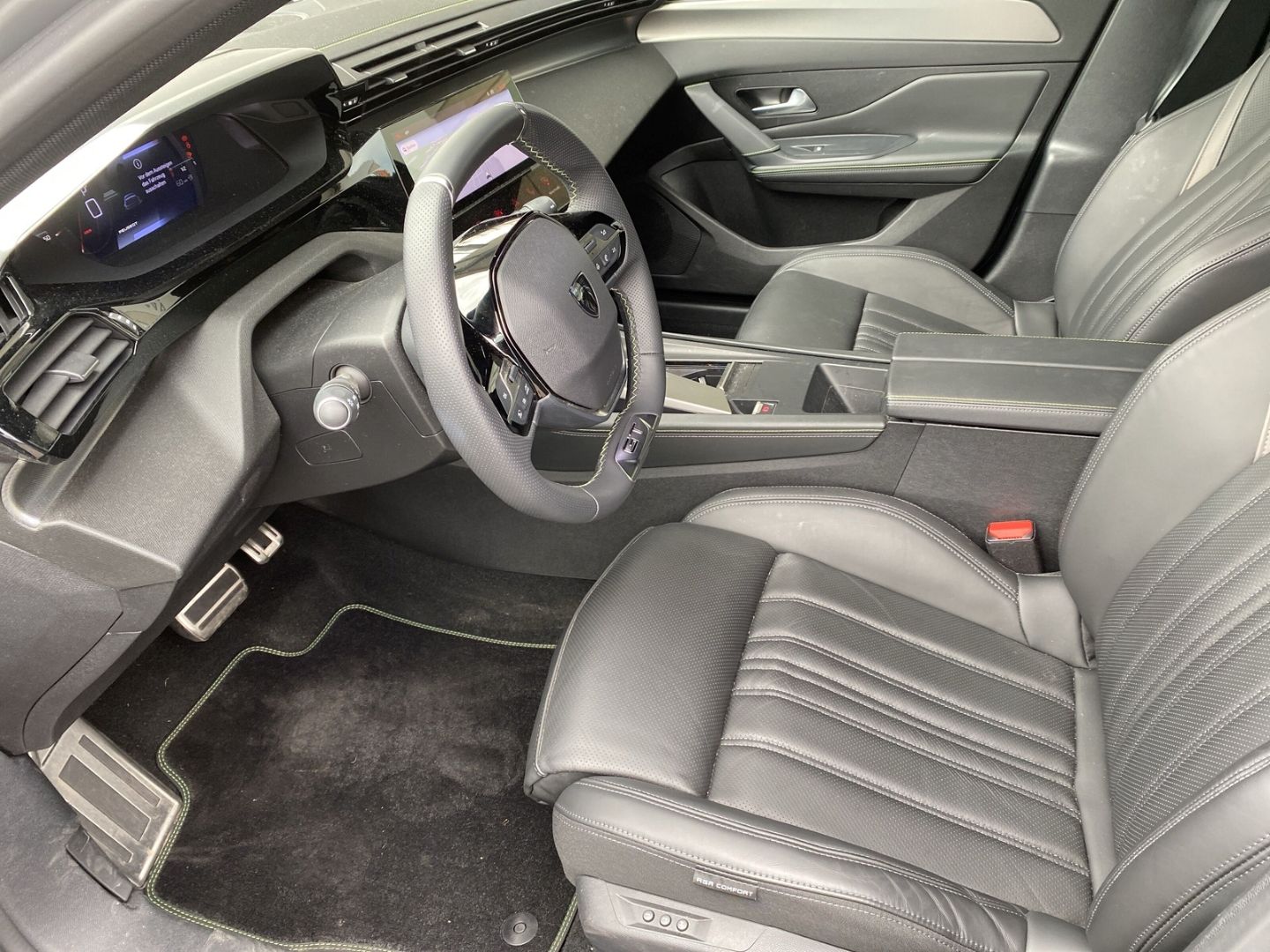 Fahrzeugabbildung Peugeot 408 GT 1.2 Puretech 130 EU6e *Premium- Paket* u.