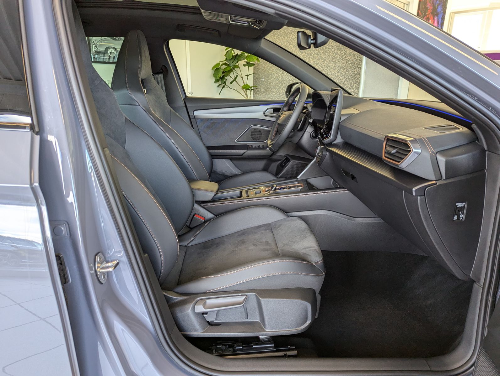 Fahrzeugabbildung CUPRA Leon 2.0 TSI 4D VZ Matrix Pano Sennheiser AHK 19