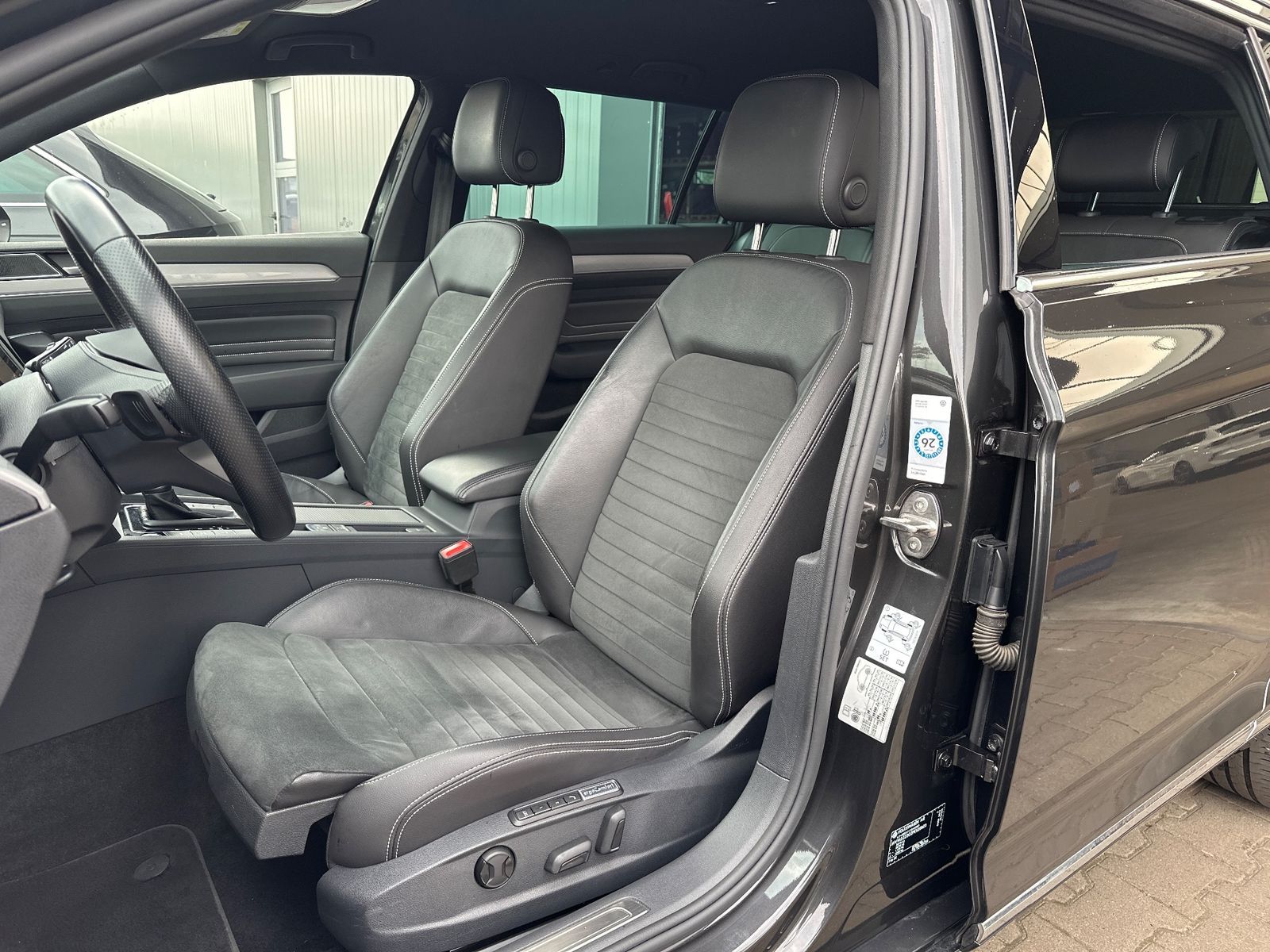 Fahrzeugabbildung Volkswagen Passat Variant 1.4 TSI DSG GTE R-Line NAV+LED