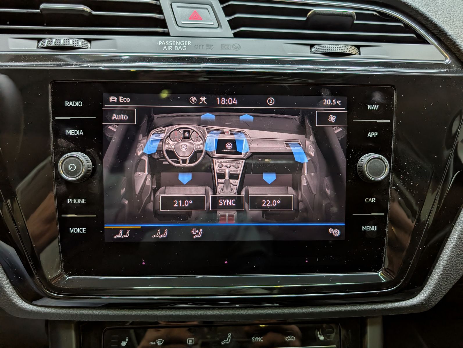 Fahrzeugabbildung Volkswagen Touran 2.0 DSG R-Line High. Pano 7-Si IQ.Dri AHK