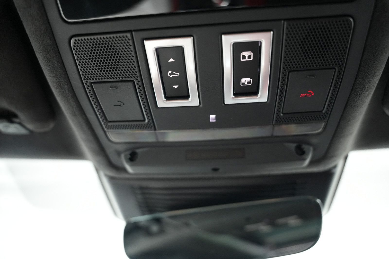 Fahrzeugabbildung Jaguar F-Pace F-PACE SVR /PANO/MERIDIAN/HUD/360°KAM/MEM