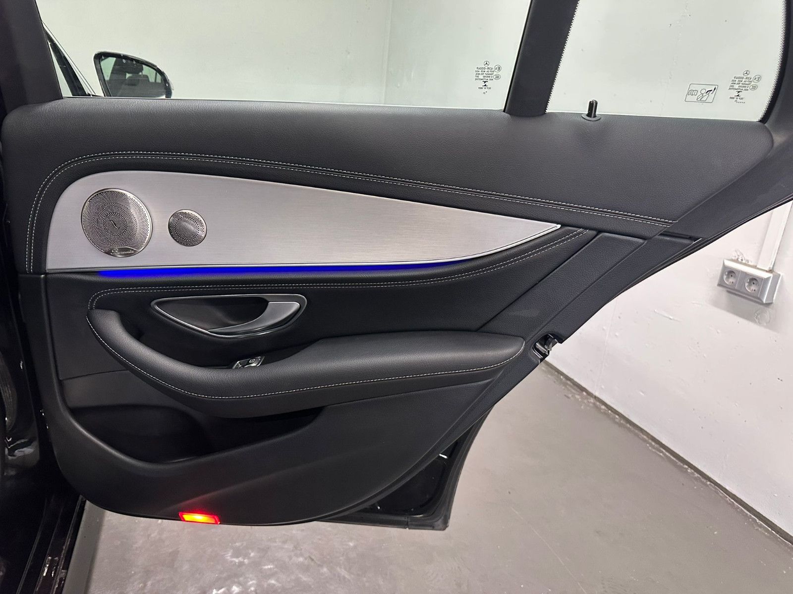 Fahrzeugabbildung Mercedes-Benz E 300 d 4MATIC T Autom * AMG-LINE*NAVI*AMBIL*