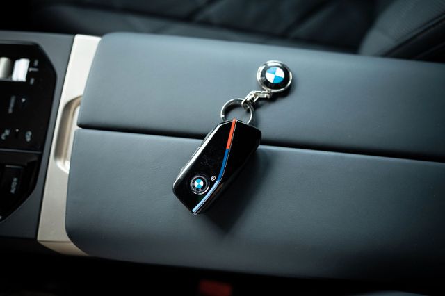 Fahrzeugabbildung BMW iX M60 M-Bremse Laser-Licht Surround Sound AHK
