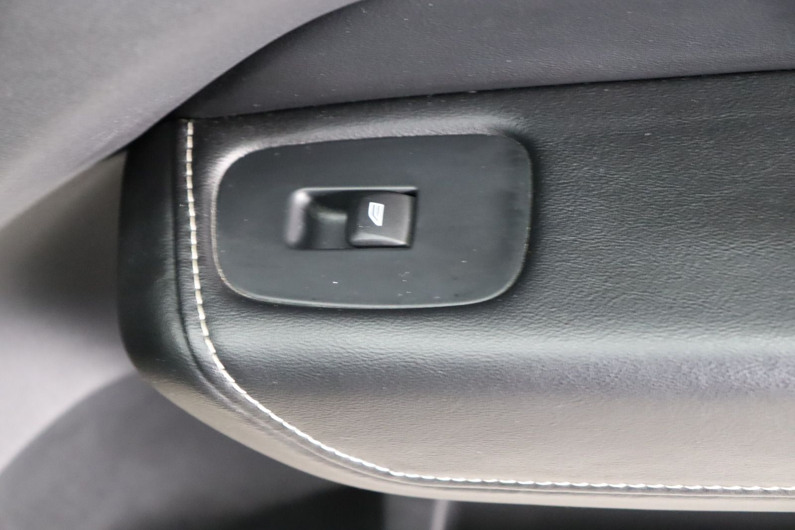 Fahrzeugabbildung Volvo XC60 D4 AWD R - Design aus 1. Hand
