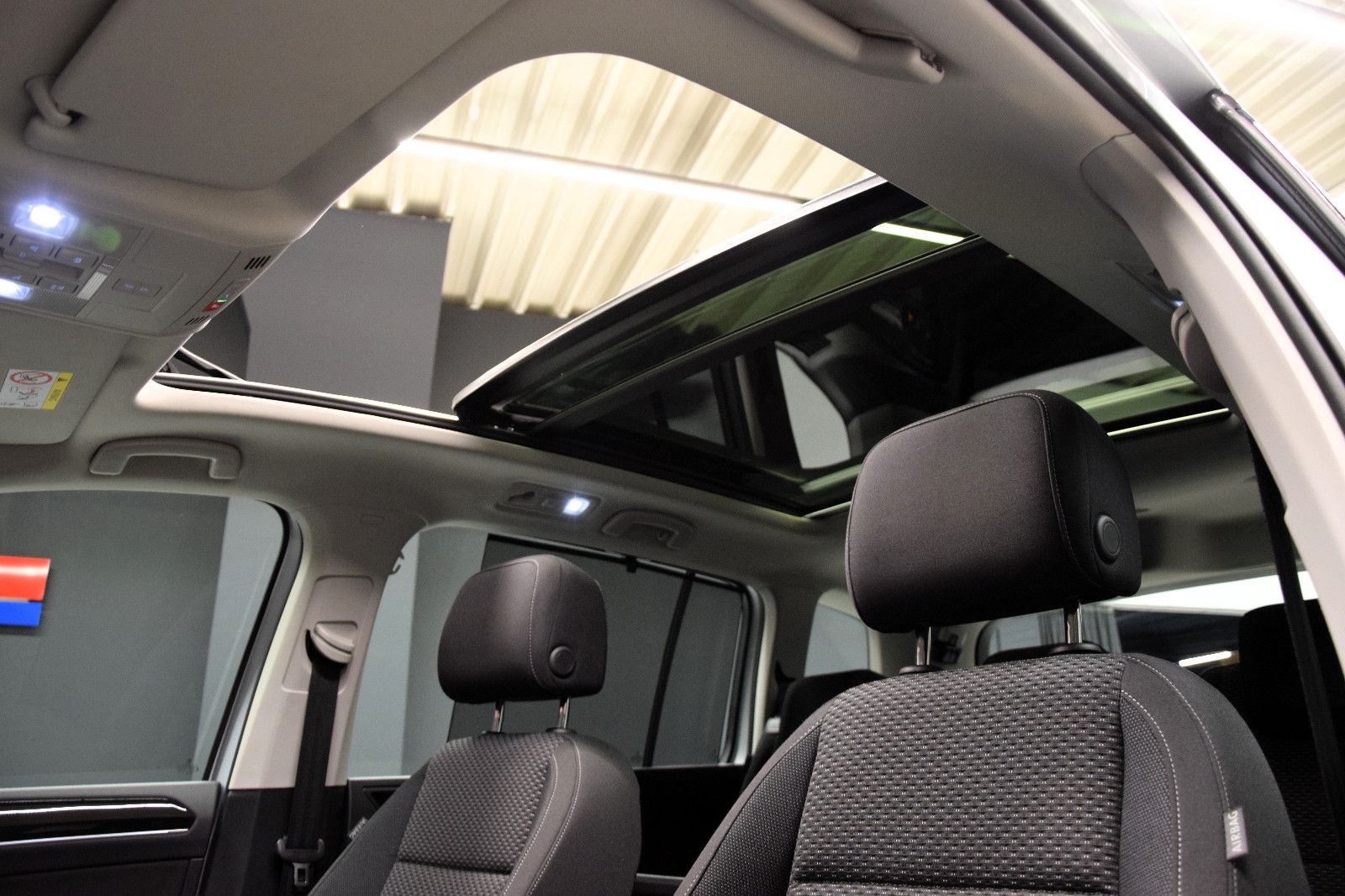 Fahrzeugabbildung Volkswagen Touran Comfortline DSG EasyOpen 7-Sitze ACC Pano