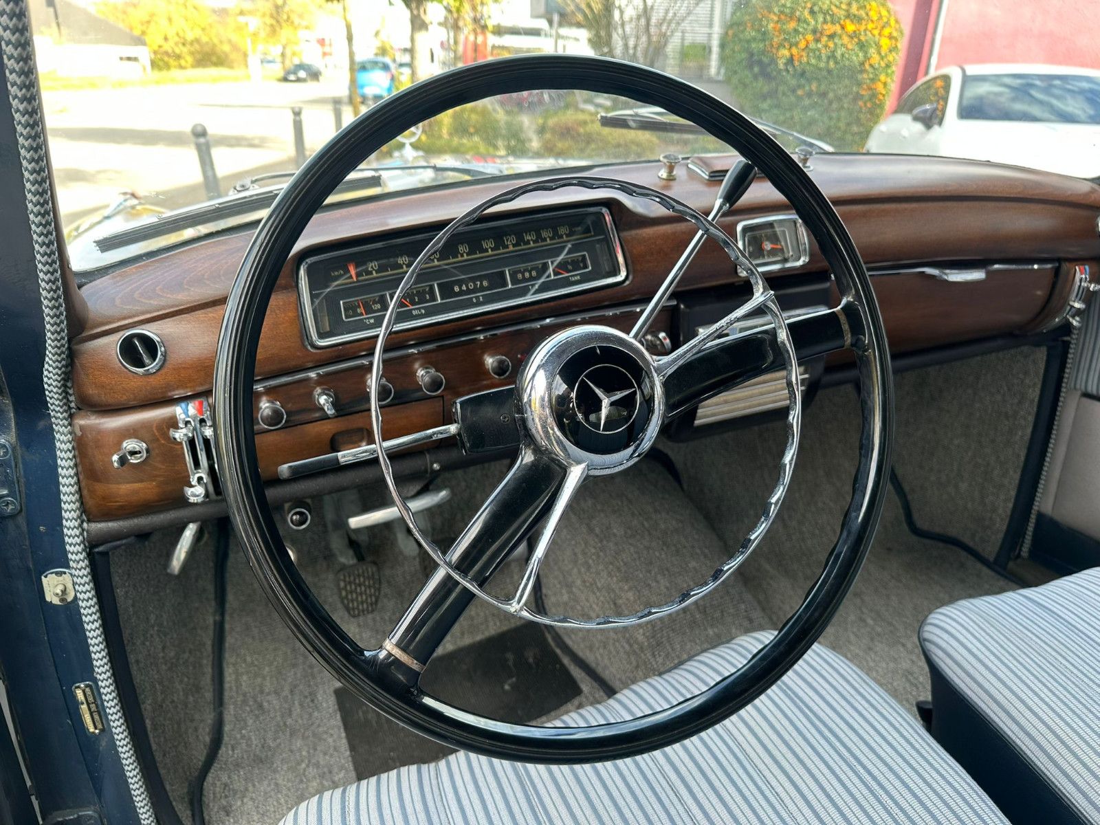 Fahrzeugabbildung Mercedes-Benz 220 S Ponton aus dem Jahr 1956