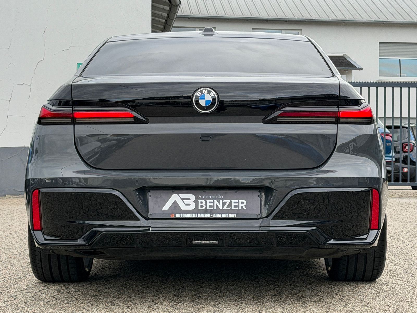Fahrzeugabbildung BMW 740 d xDrive M Sport/CINEMA-TV/SKY LOUNGE/ICONIC