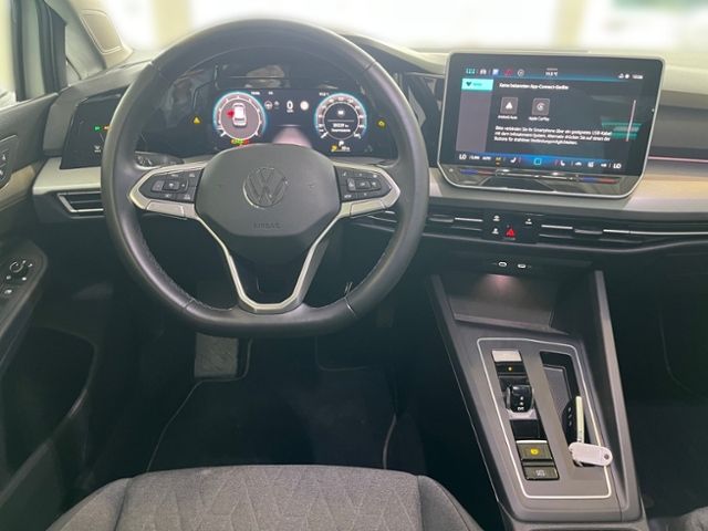 Fahrzeugabbildung Volkswagen Golf 1.5 eTSI DSG Life KESSY GJR LED APP-CONNECT