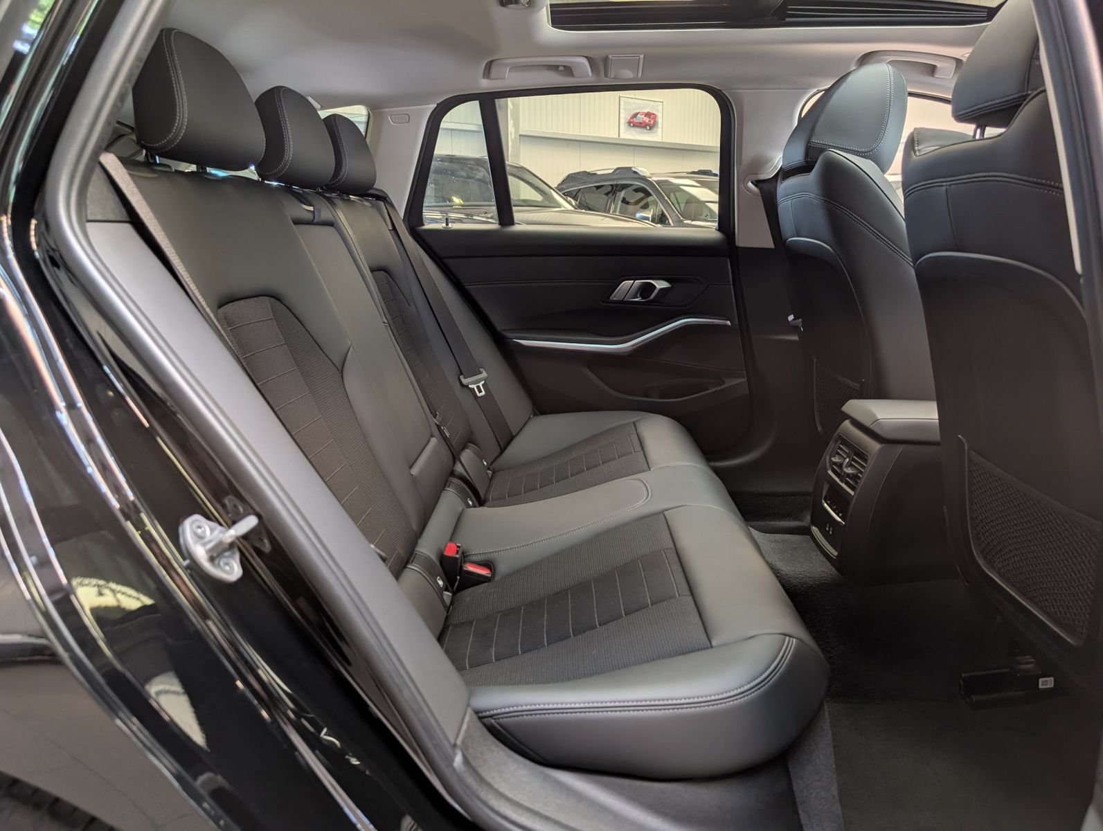 Fahrzeugabbildung BMW 320 e xDrive Sport Line Schadow Pano Laser Navi