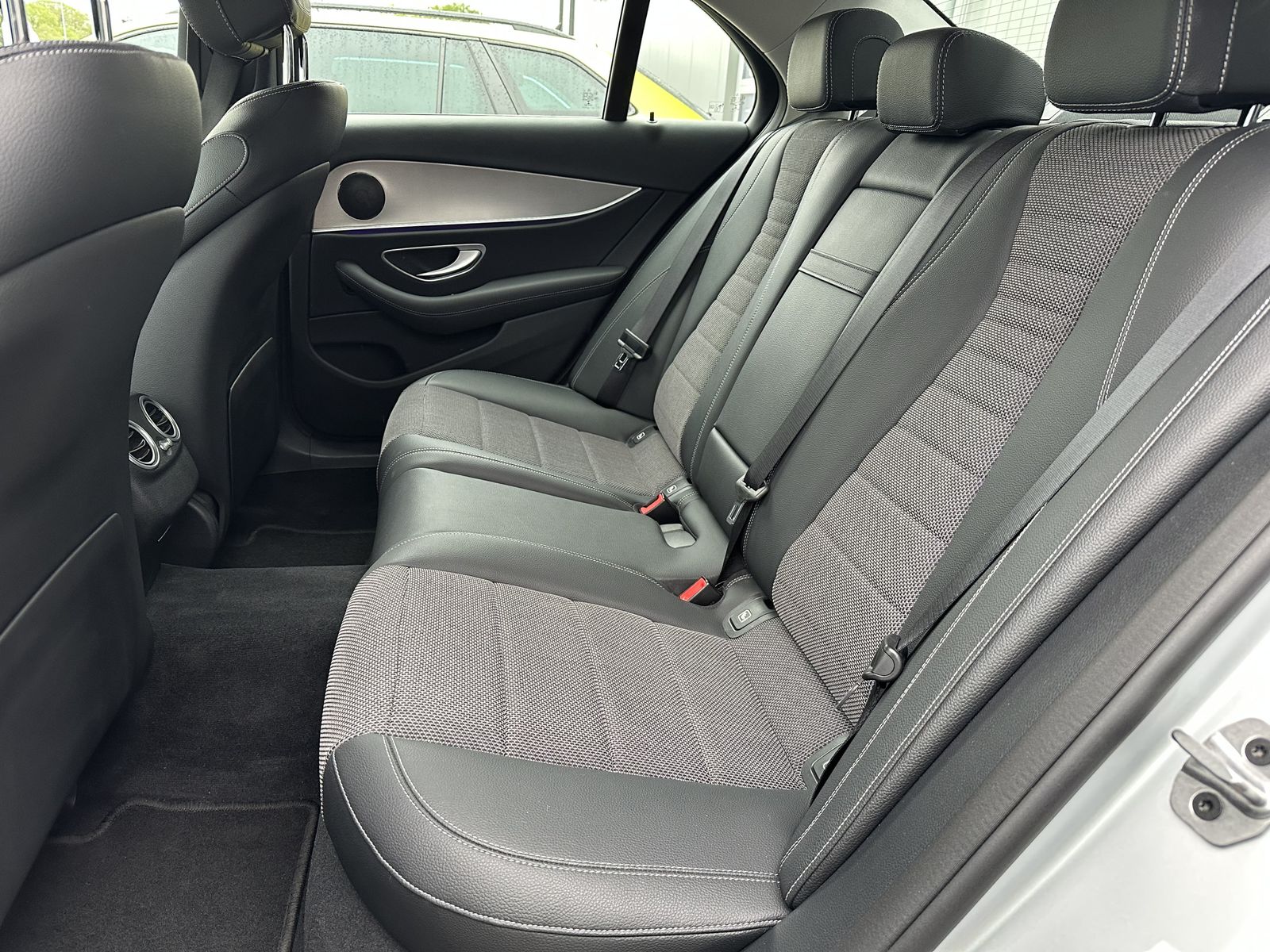 Fahrzeugabbildung Mercedes-Benz E 220d Limousine Avantgarde NAV+LED+AHK+CARPLAY