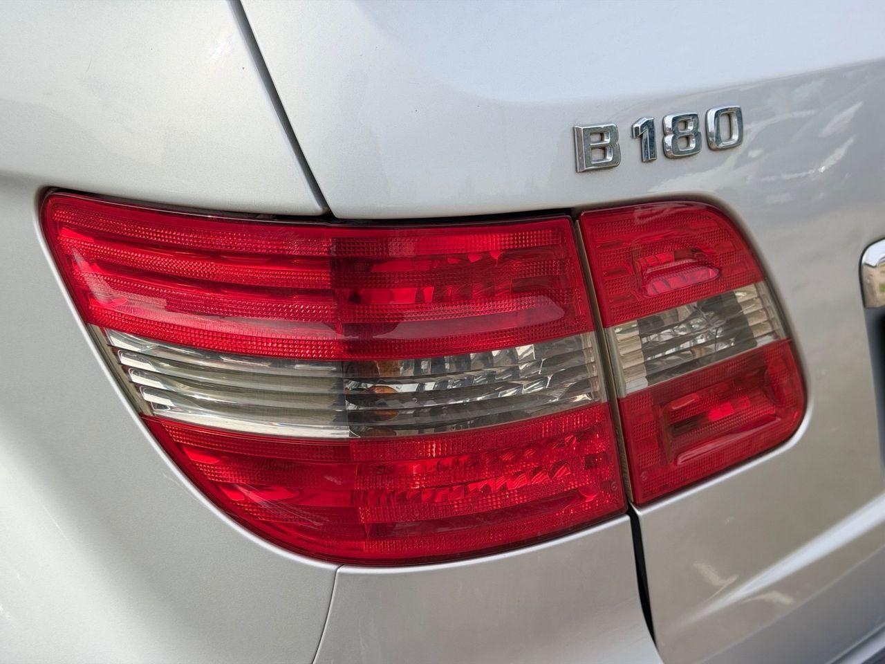 Mercedes-Benz B180 2010 — photo 11