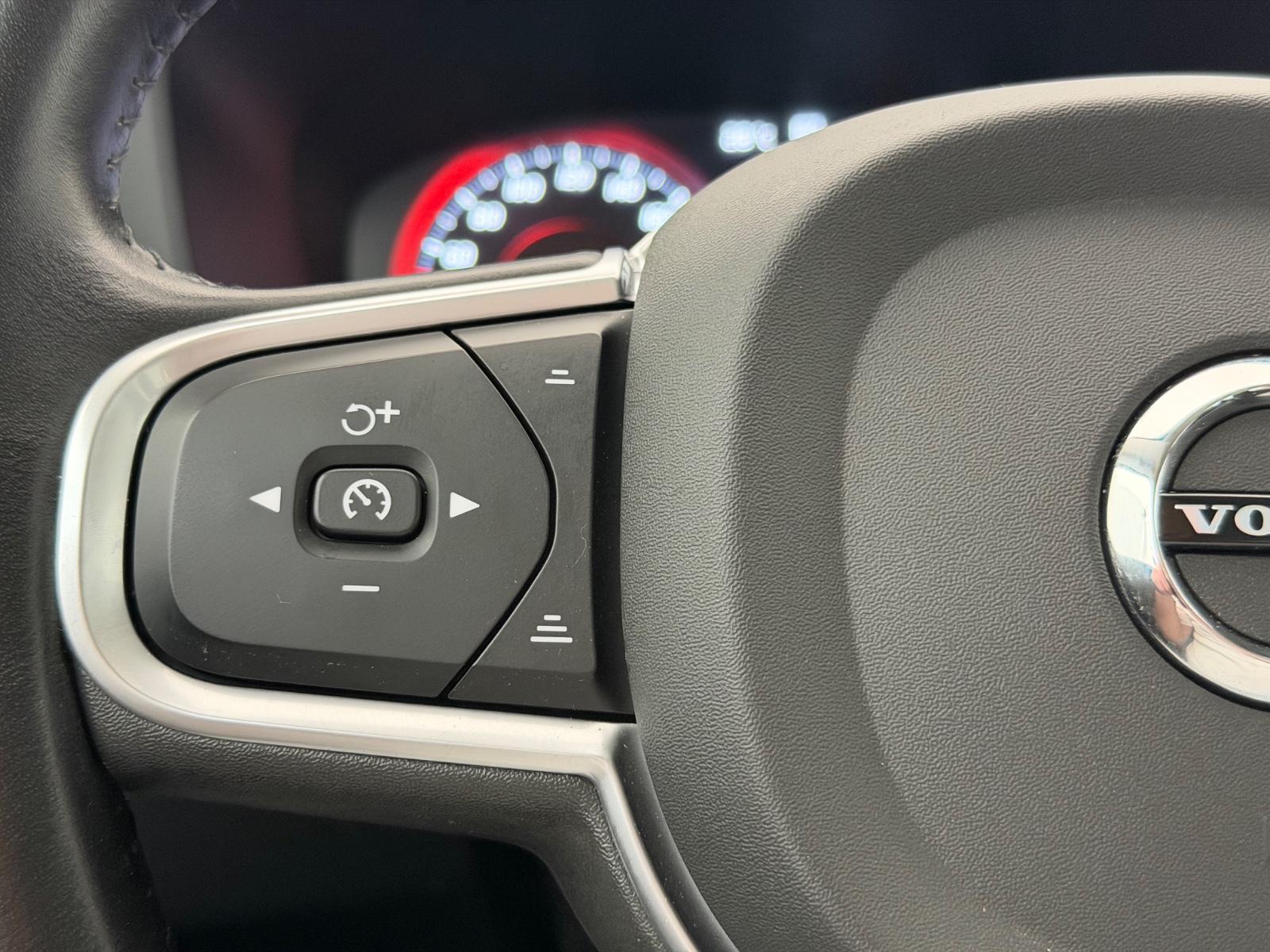 Volvo V60 Kombi*MOMENTUM PRO*LED-R.KAM-TEMPO-SPUR-SHZ