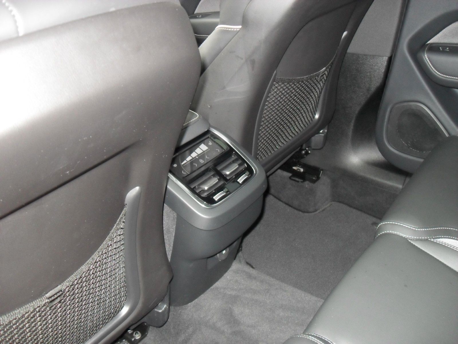 Fahrzeugabbildung Volvo XC 60 B5 Ultra Black Edition AWD |