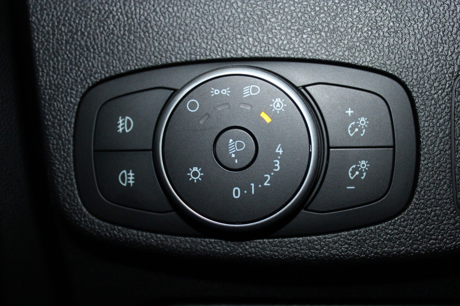 Fahrzeugabbildung Ford Focus Cool & Connect Automatik + AHK ACC WinterP