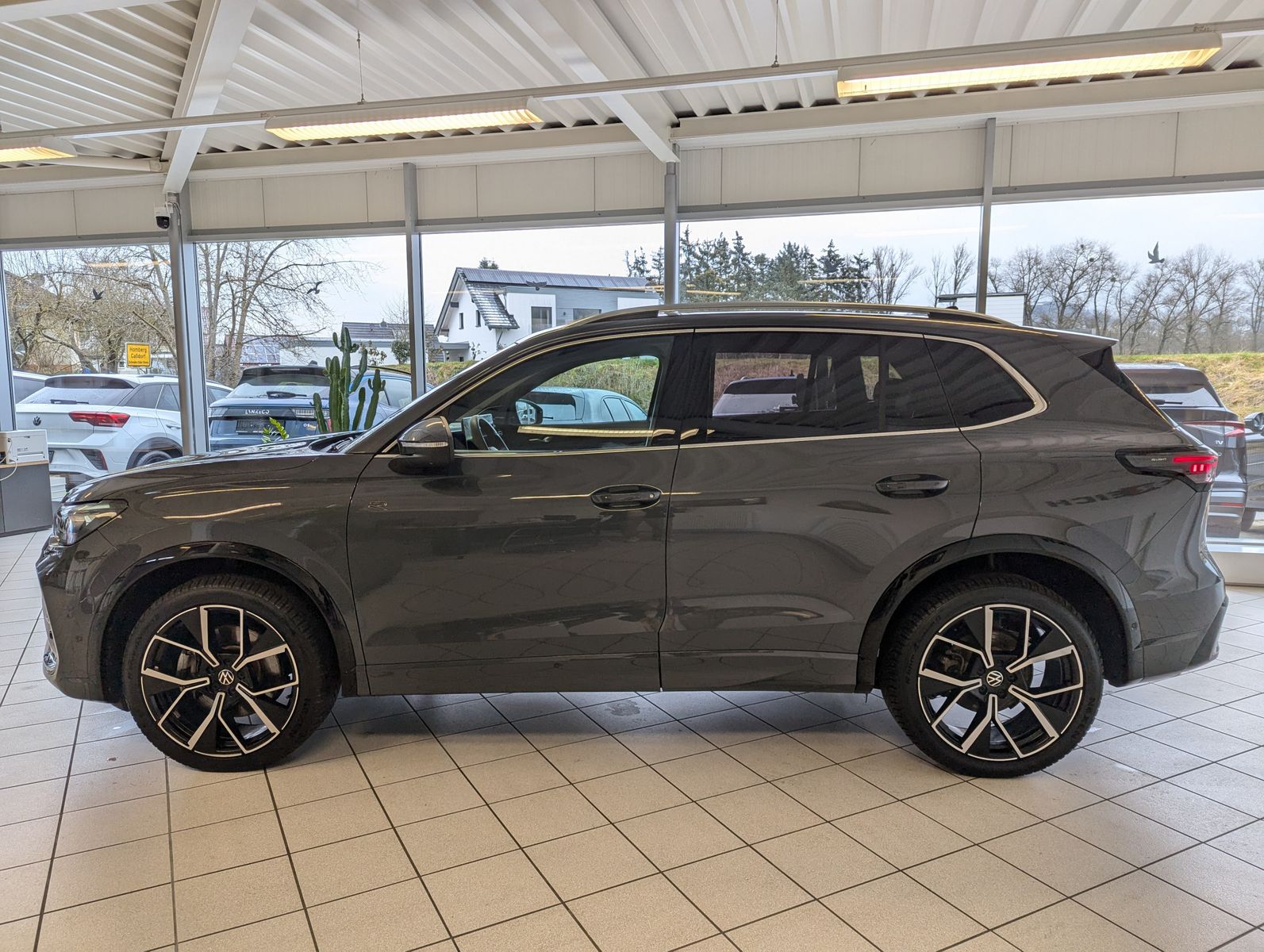 Fahrzeugabbildung Volkswagen Tiguan 2.0TDI R-Line 4M Pano H/K AHK Matrix 20"