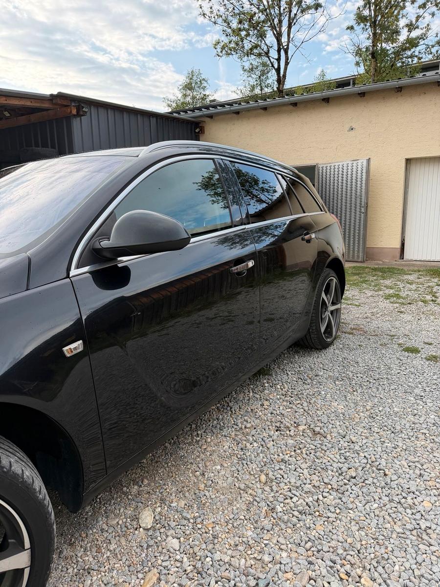 Opel Insignia 2012 — rear view