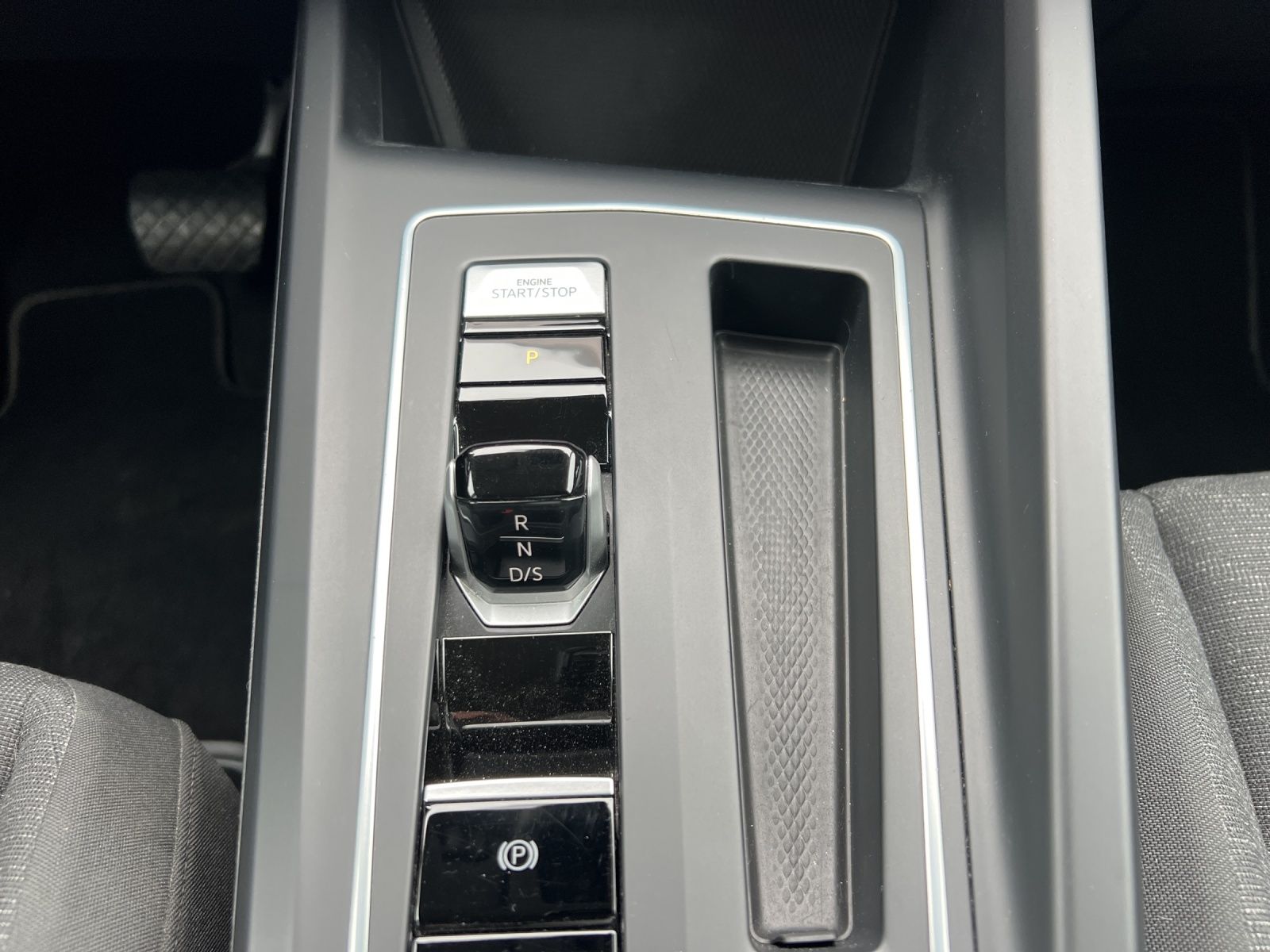 Fahrzeugabbildung Volkswagen Golf VIII Business TDI DSG LED ACC SHZ PDC Navi