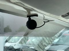 Iveco Großraumkasten mit vielen Teilen