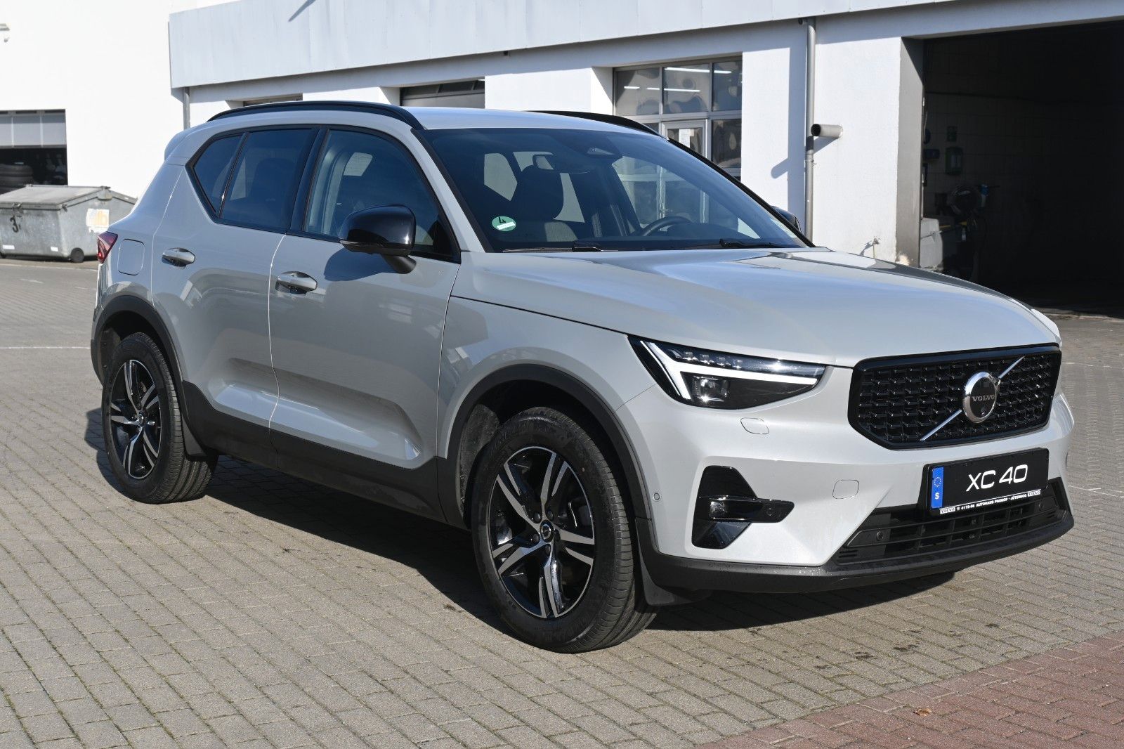 Fahrzeugabbildung Volvo XC40 B3 DKG Plus Dark*FSHZG*360°*ACC