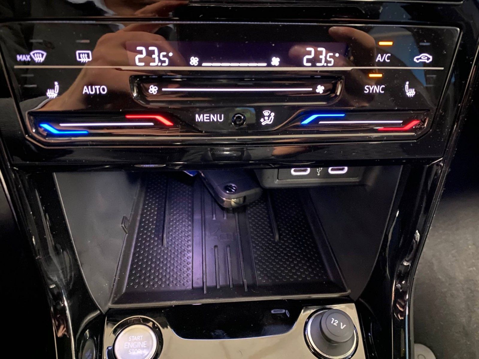 Fahrzeugabbildung Volkswagen T-Cross 1.0 TSI DSG R-Line+NAVIGATION+MATRIX+ACC