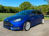 Ford Focus Lim. 2.0 ST Navi Klimaauto Recaro - Ford Focus mit Benzin-Antrieb: Limousine, 2.0