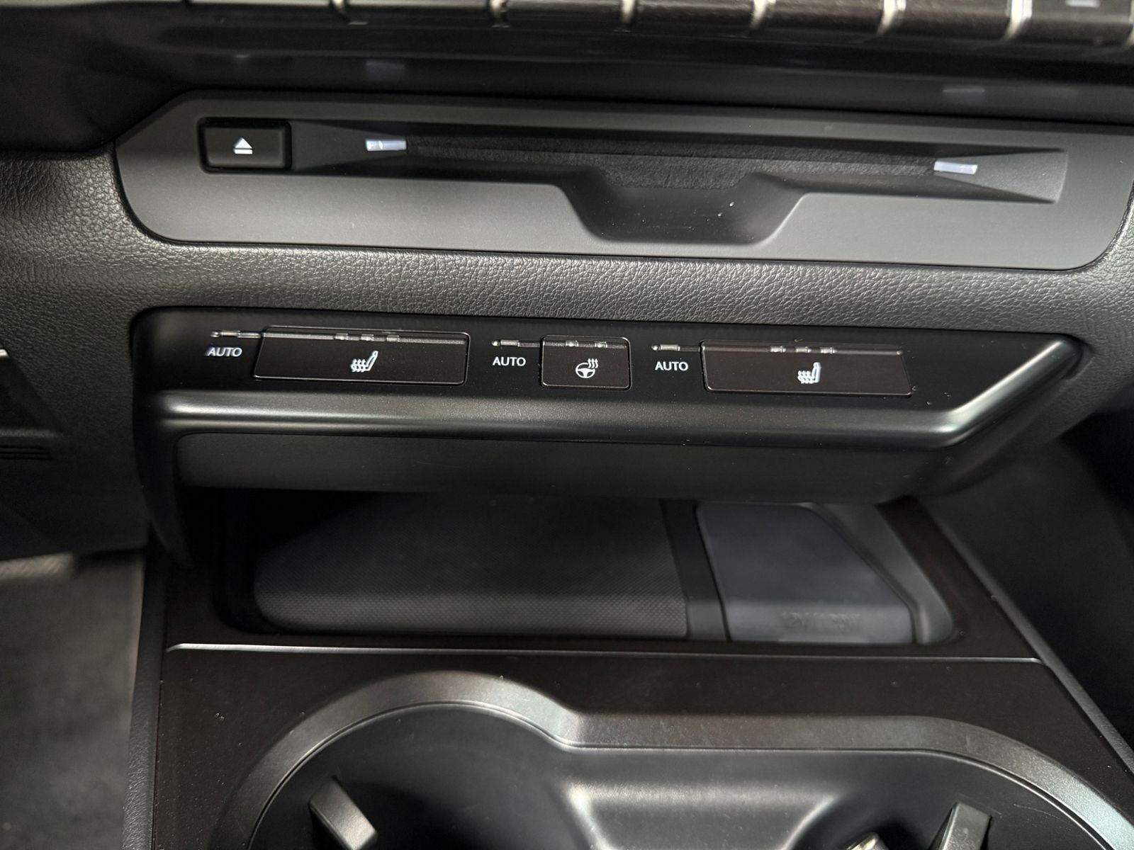 Fahrzeugabbildung Lexus UX 250 h Launch Edition LED NAV RFK SHZ ALU