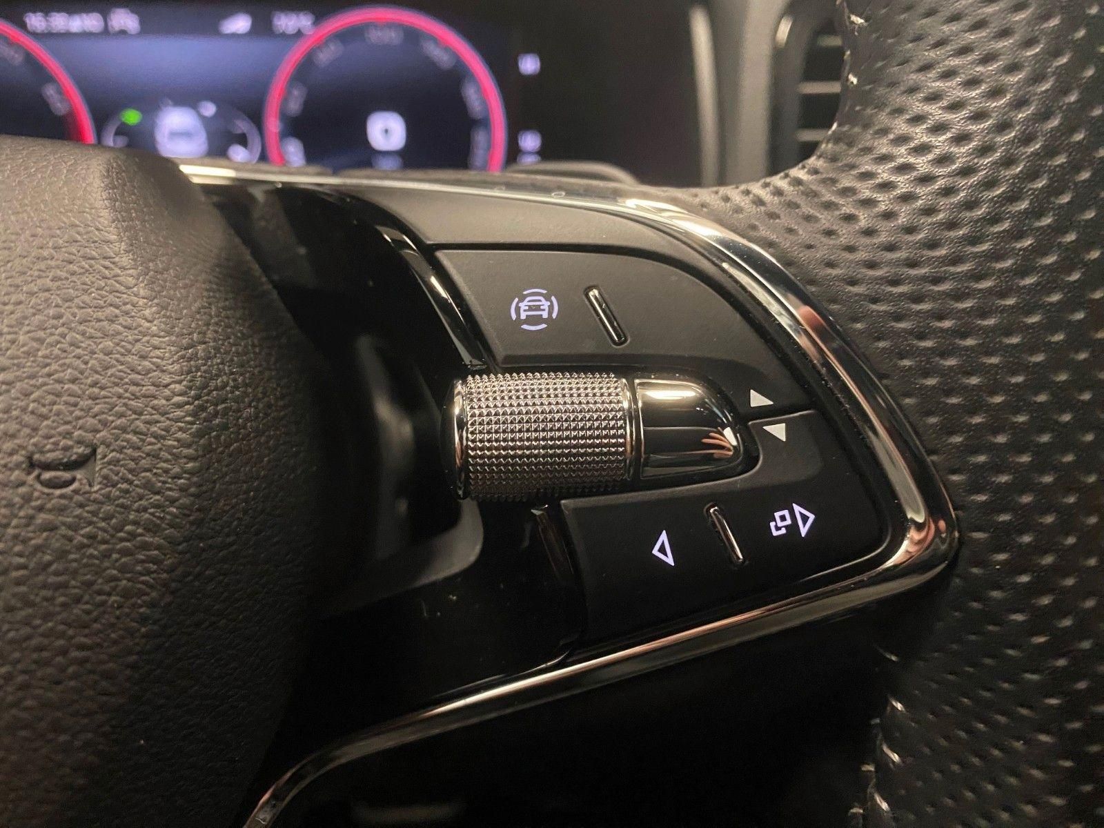 Fahrzeugabbildung SKODA Karoq 1.5 TSI DSG Sportline+NAVI+MATRIX+ACC+18"+