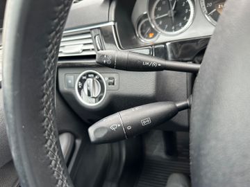Fahrzeugabbildung Mercedes-Benz E 220 CDI BlueEfficiency Avantgarde*Bi-Xenon*PDC