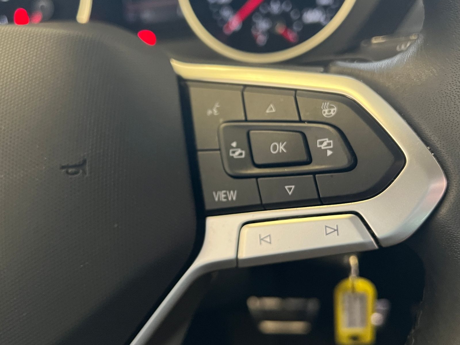 Fahrzeugabbildung Volkswagen Tiguan MOVE 1.5 TSI DSG *AHK, LED, Navi, 18"-LM*